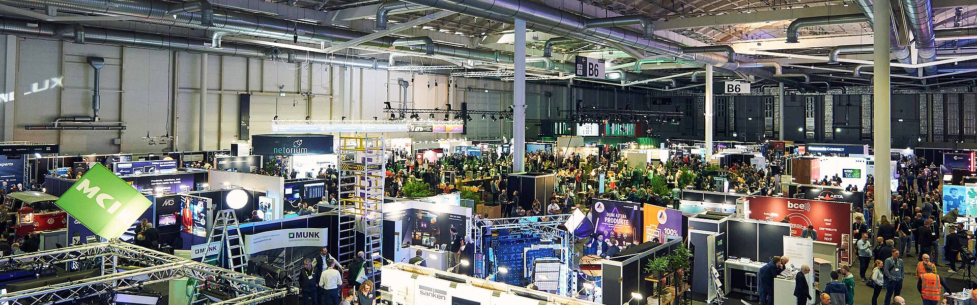 View of the HAMBURG OPEN exhibition stands and visitors from above.