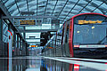 U-Bahn fährt in den Bahnhof ein. 